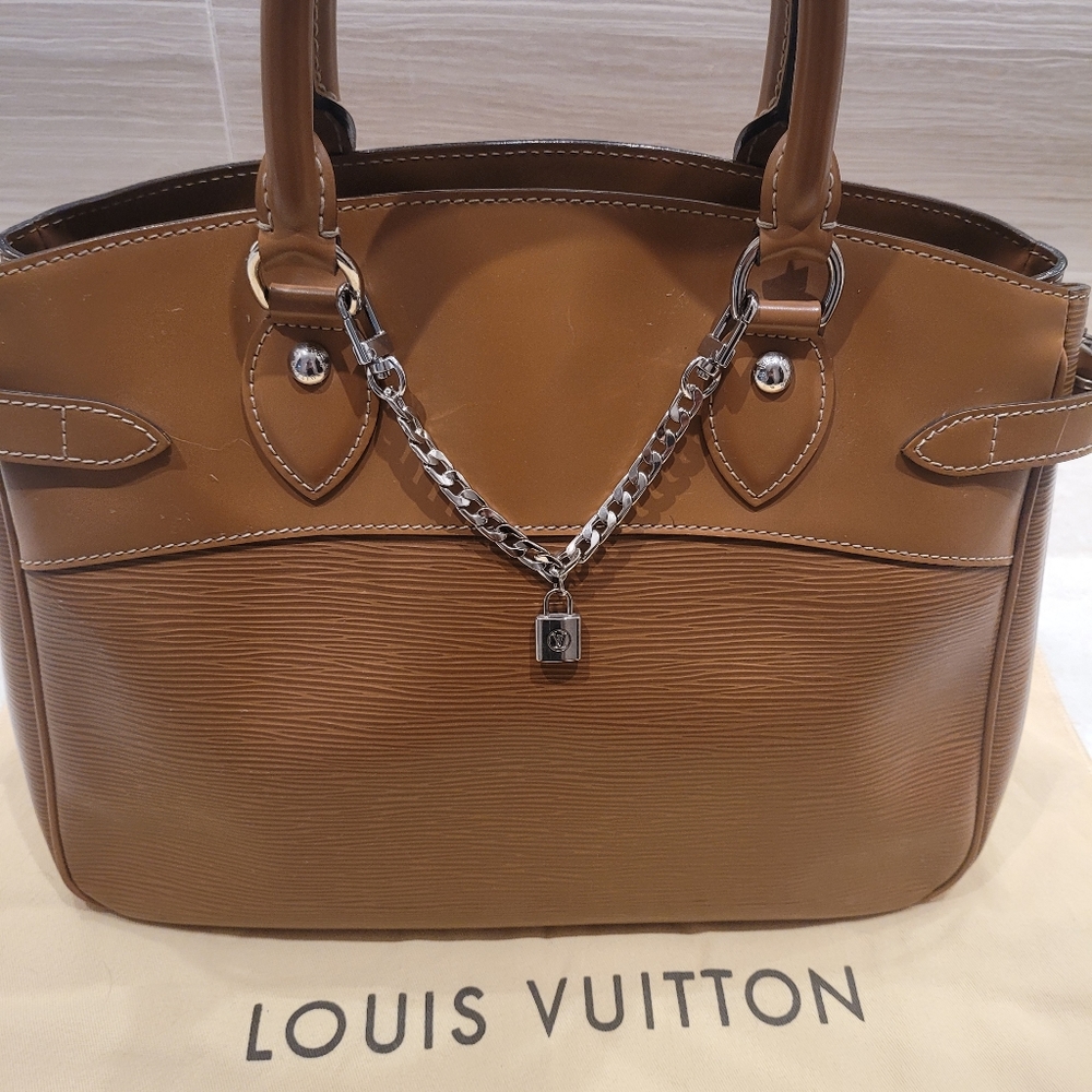 LOUIS VUITTON Epi Passy GM Cannelle